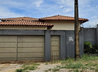 Casa com 2 Quartos á Venda